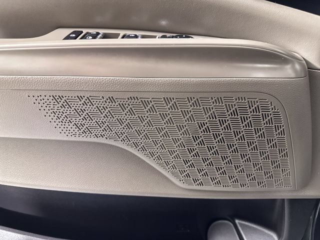 Used 2025 Kia Carnival FWD image 25