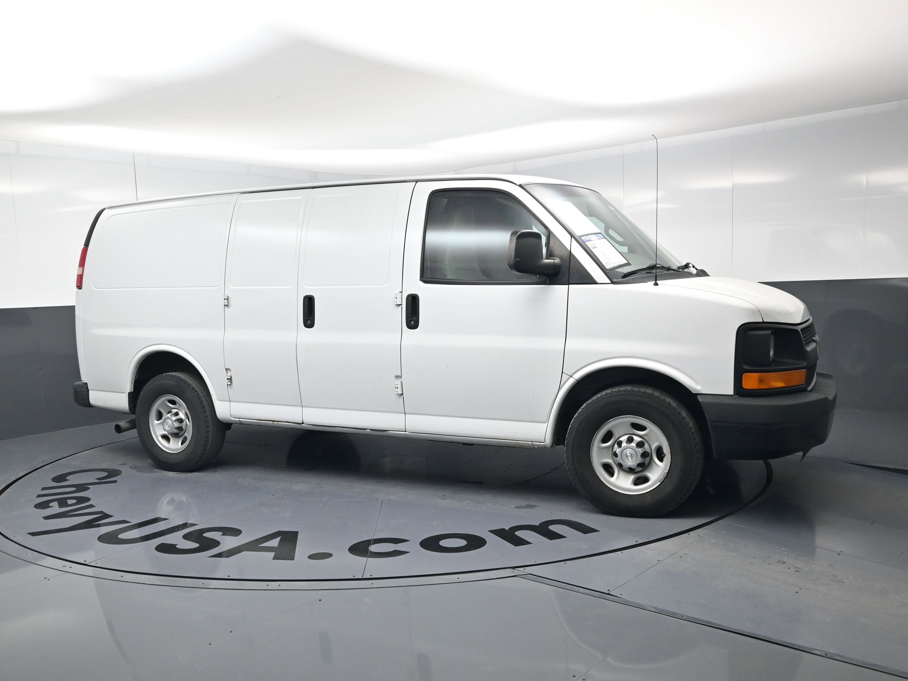 Used 2016 Chevrolet Express 2500 image 2