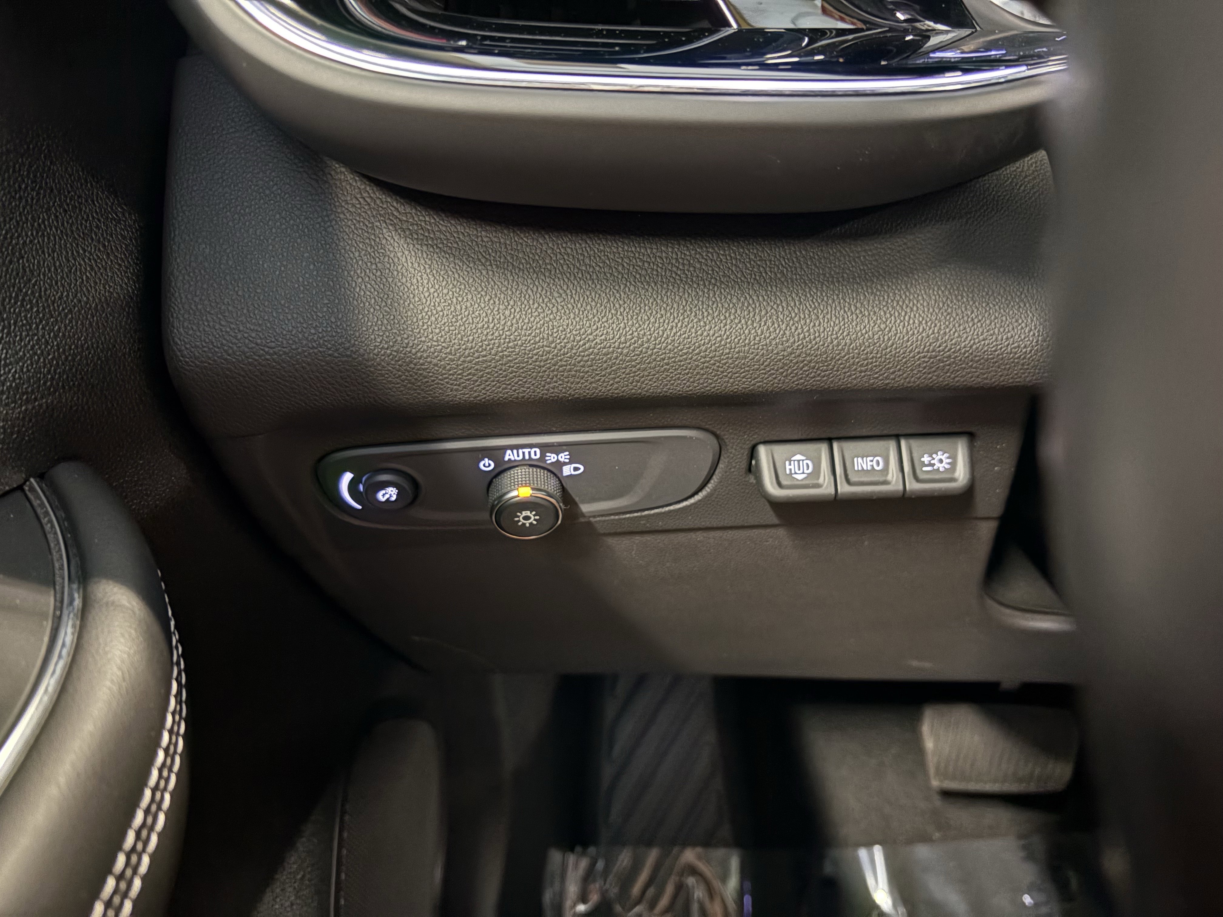 Used 2022 Buick Envision Avenir w/ Technology Package II AWD/4WD image 26