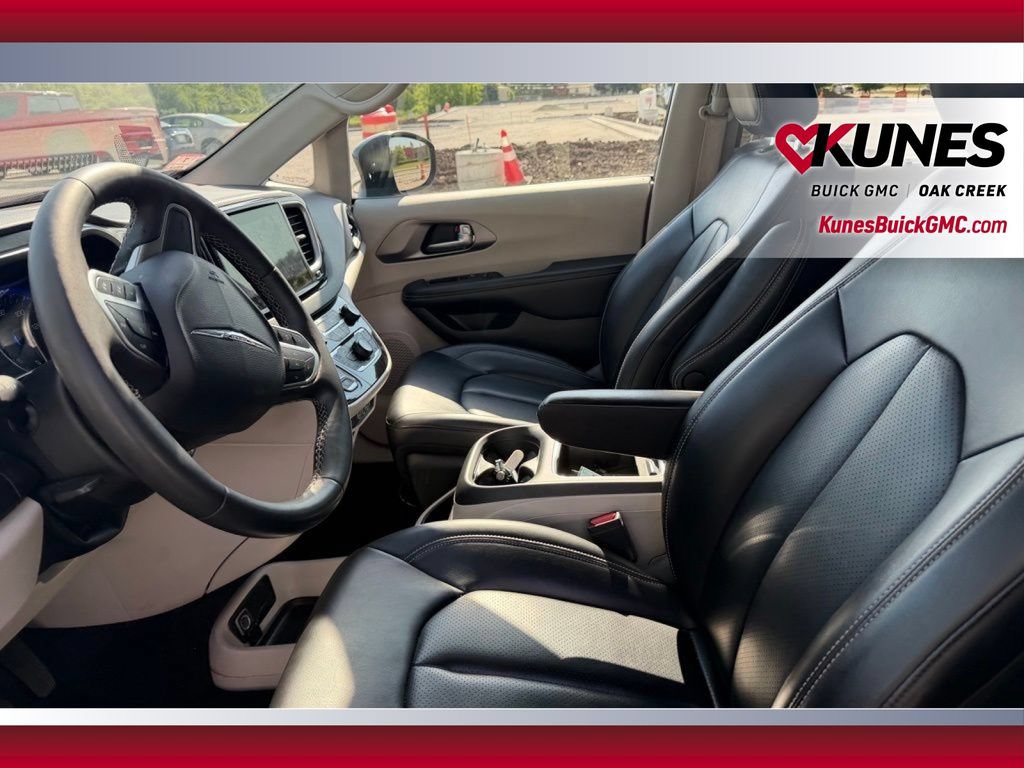Used 2023 Chrysler Pacifica Touring-L FWD image 13