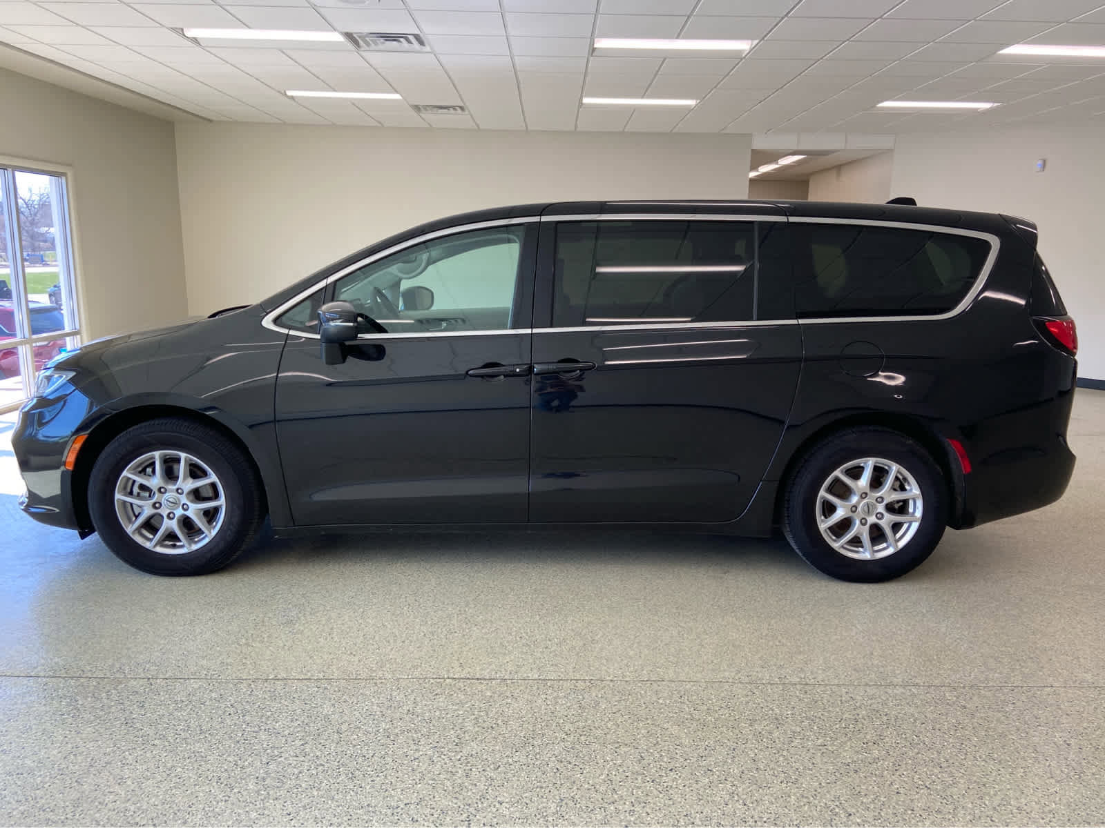 Used 2023 Chrysler Pacifica Touring-L image 10