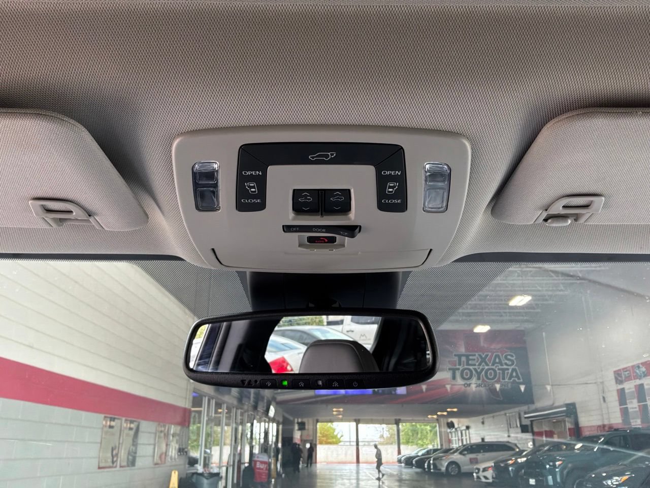 Used 2026 Toyota Sienna XLE FWD image 18