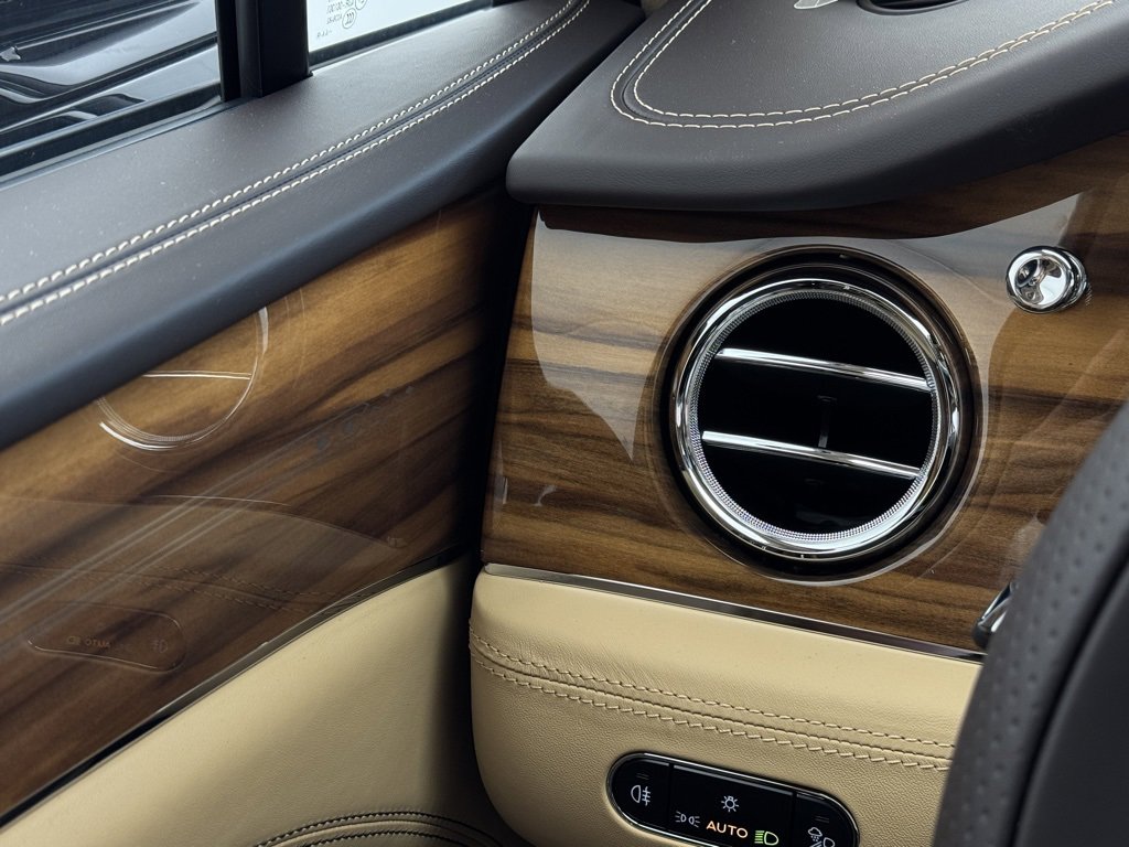 New 2024 Bentley Bentayga Plug-In Hybrid image 17