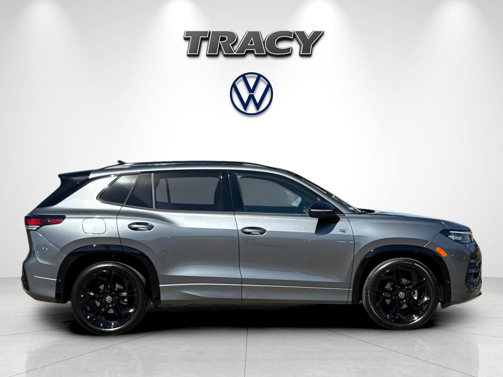 New 2026 Volkswagen Tiguan SE R-Line FWD image 3