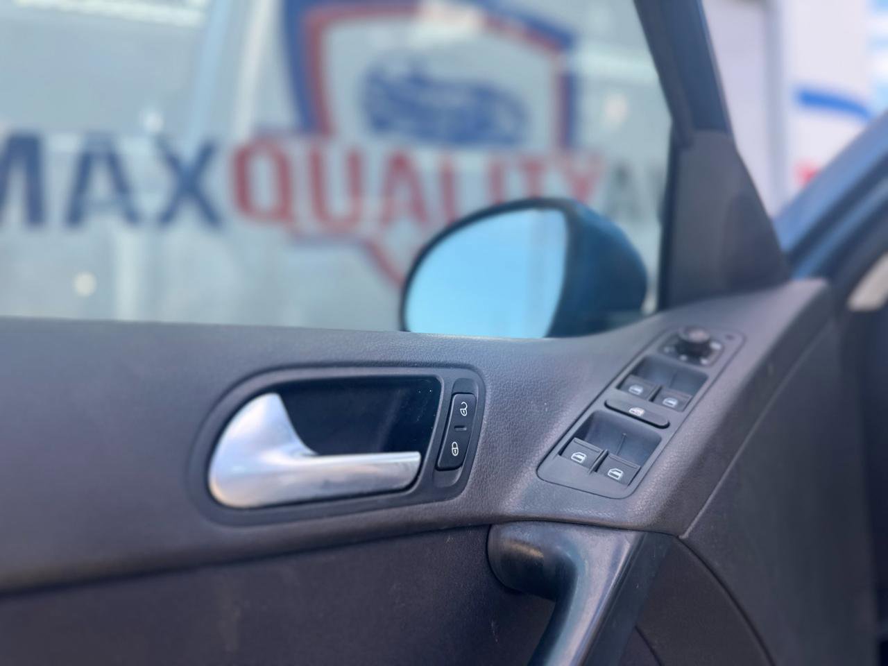 Used 2017 Volkswagen Tiguan Limited w/ Premium Package image 27