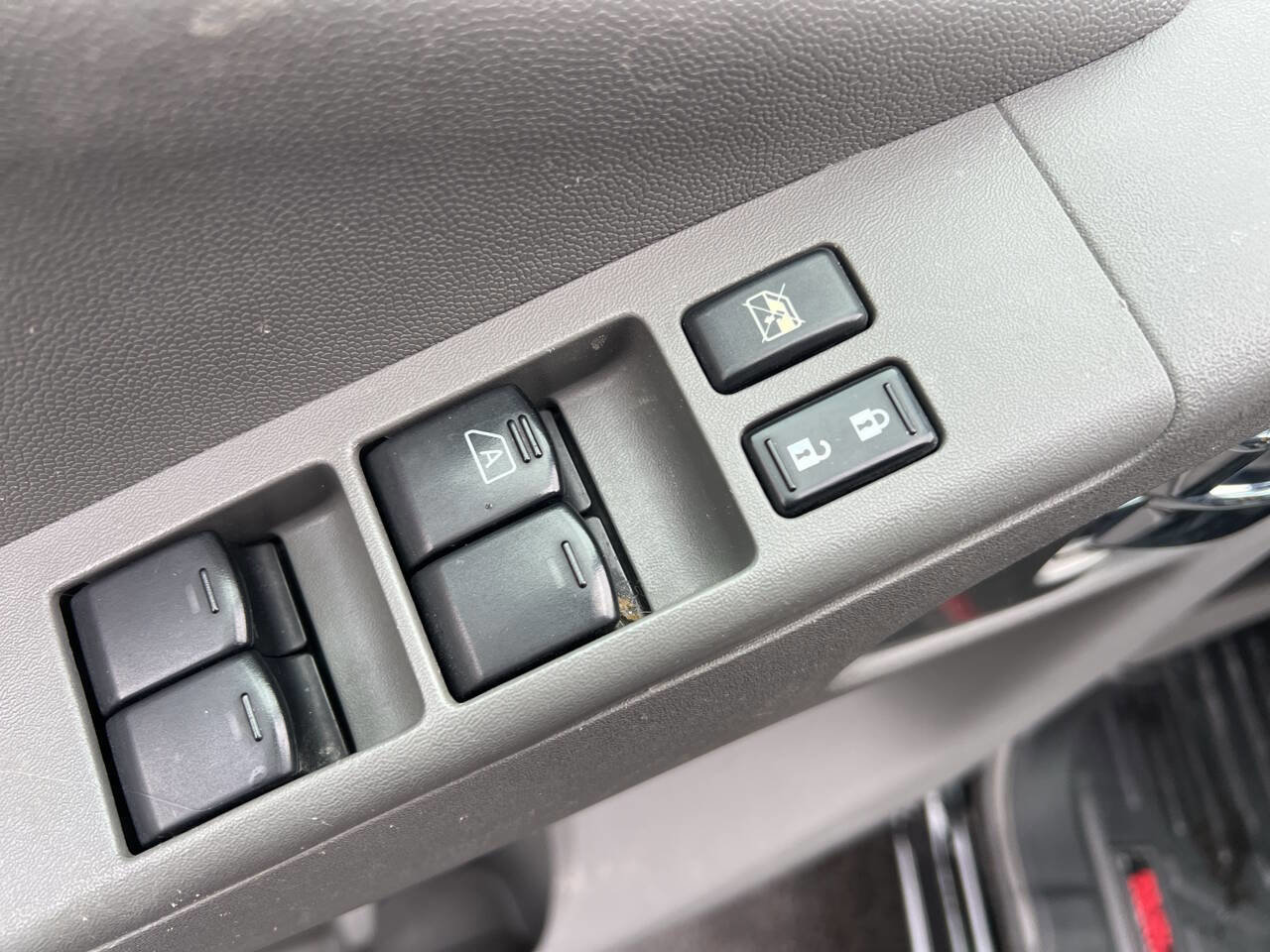 Used 2010 Nissan Frontier SE image 15