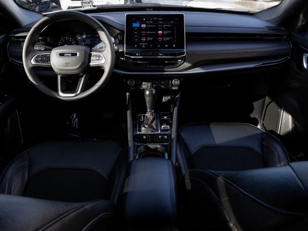 Used 2025 Jeep Compass Trailhawk image 30