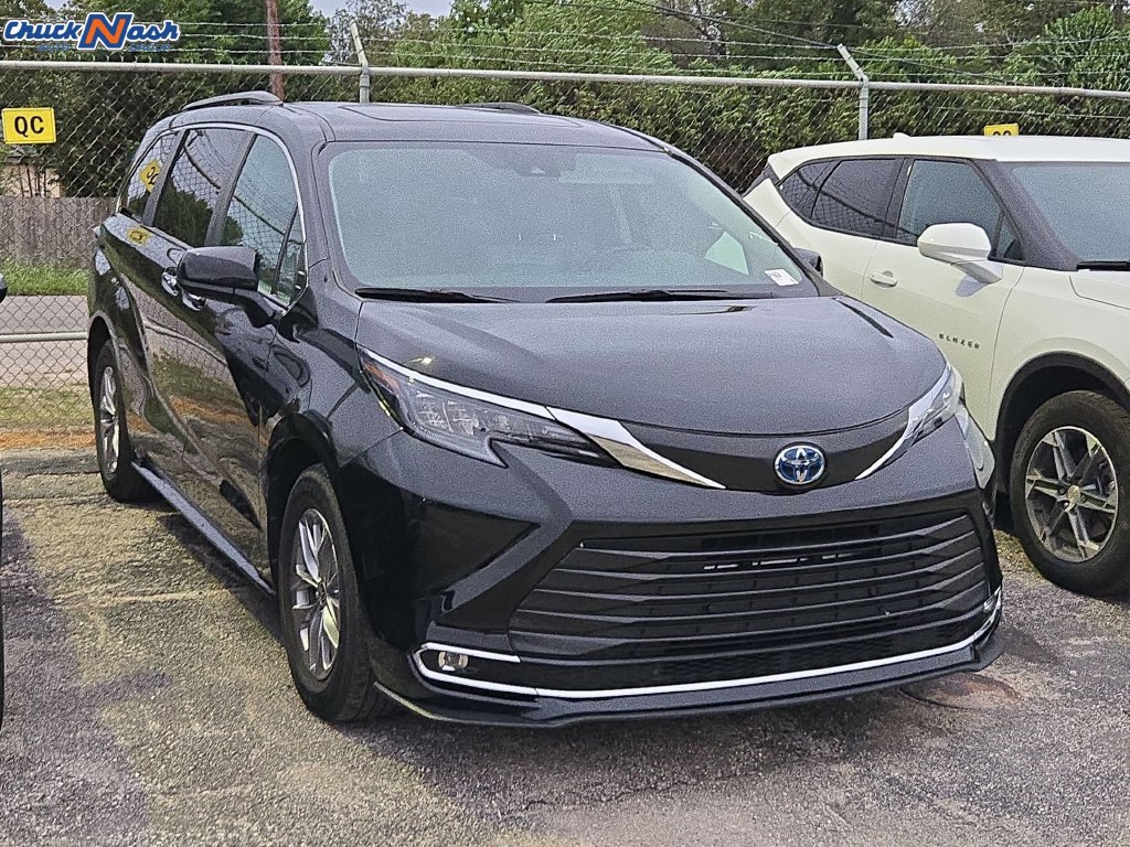 Used 2024 Toyota Sienna XLE FWD image 1