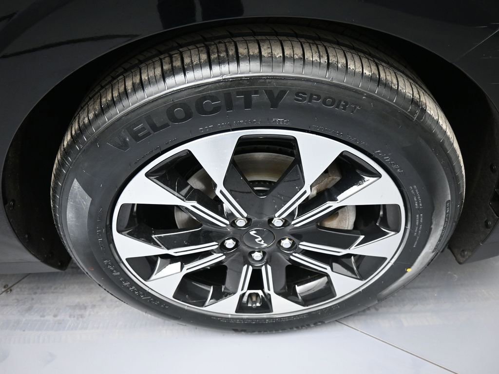 Certified 2023 Kia Carnival EX image 13