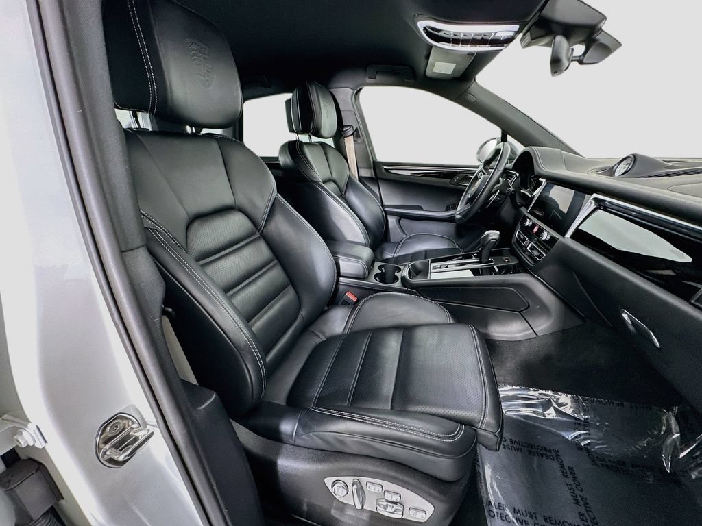Certified 2024 Porsche Macan Turbo AWD/4WD image 29