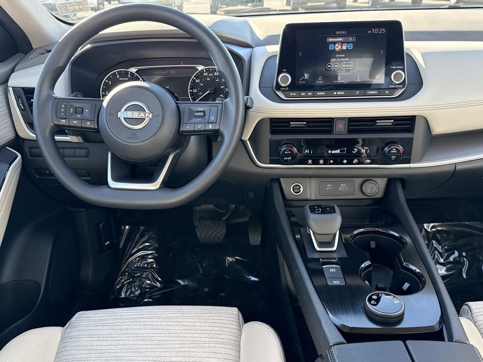 Used 2023 Nissan Rogue SV image 2