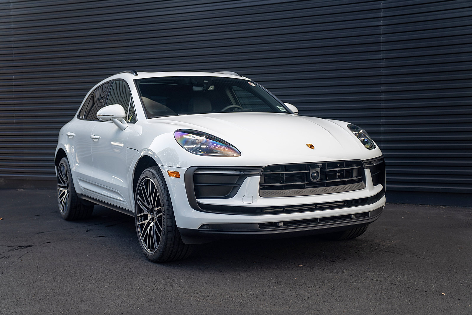 Certified 2025 Porsche Macan AWD/4WD image 27
