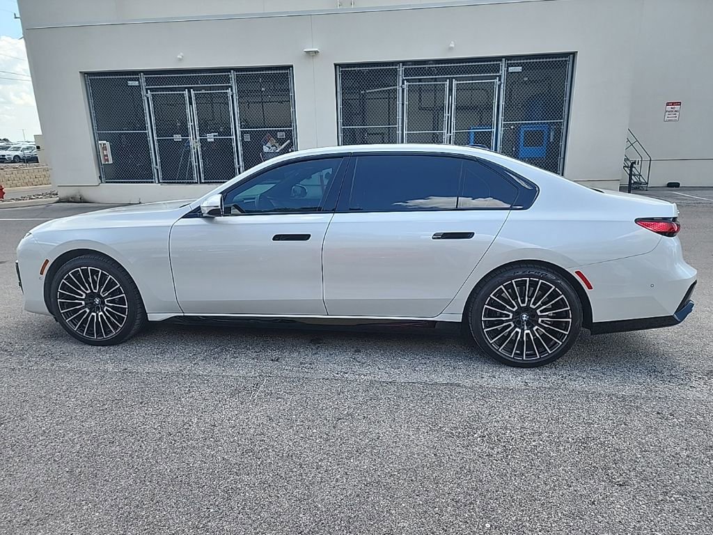 Certified 2025 BMW 760i xDrive w/ Luxury Rear Seating Package AWD/4WD image 4