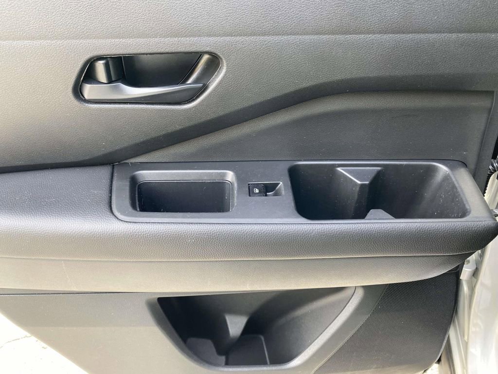 Used 2024 Nissan Pathfinder SV w/ SV Premium Package image 12