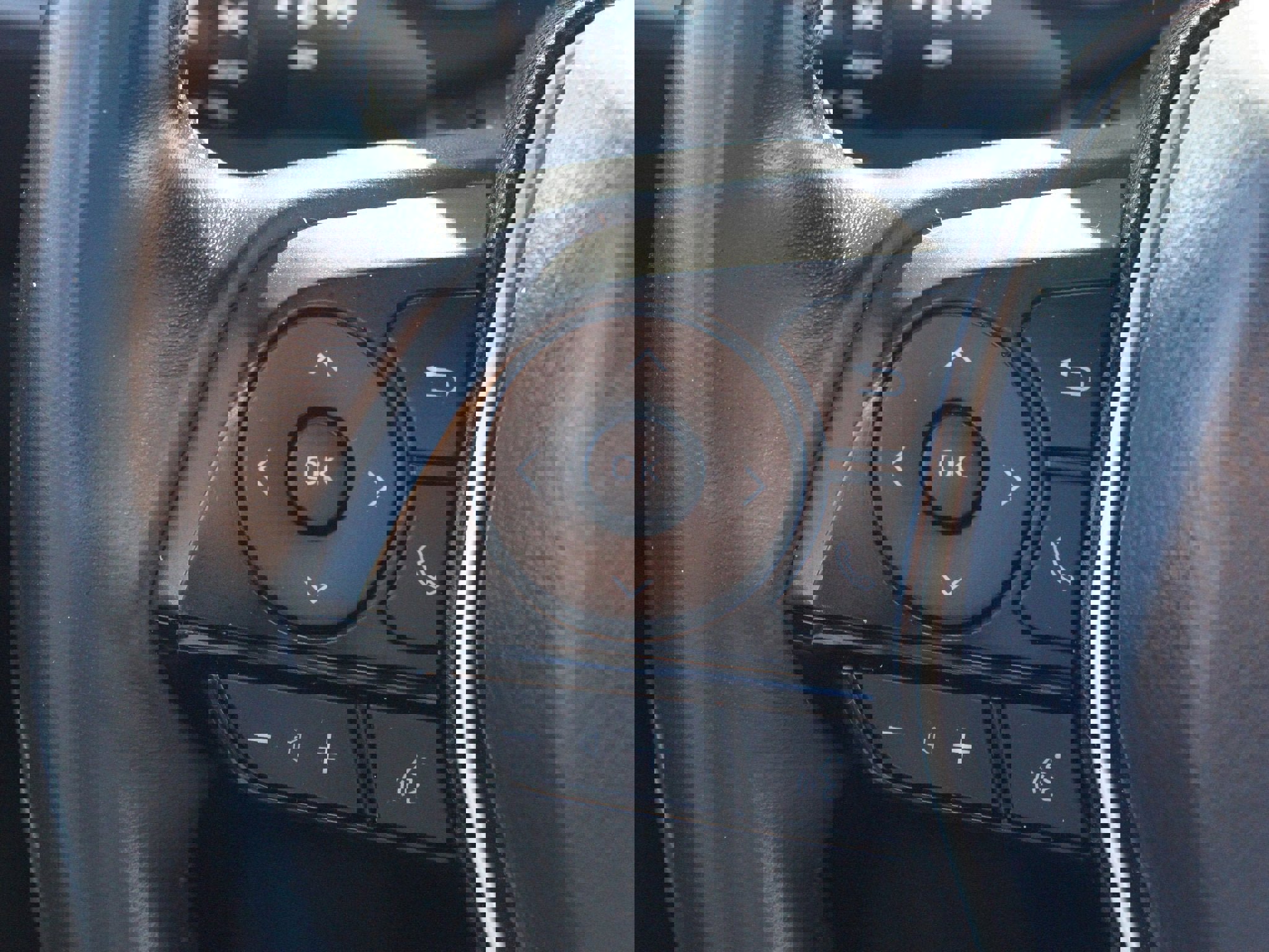 Used 2023 Toyota Venza XLE image 9