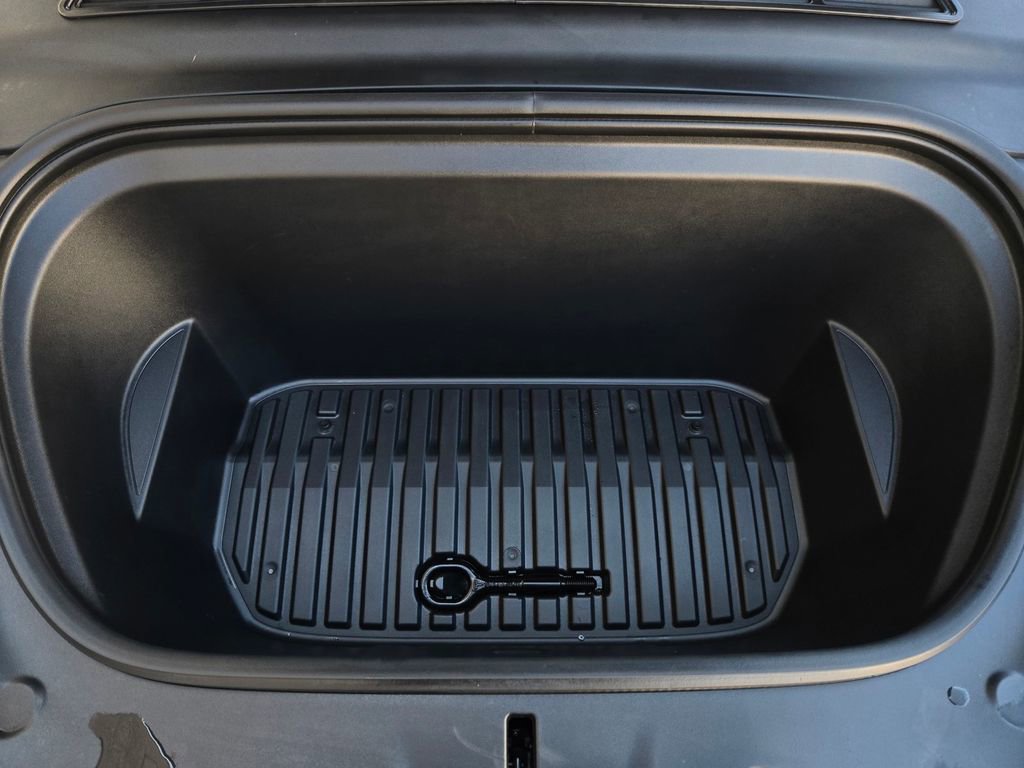 Used 2025 Tesla Model Y Long Range image 27