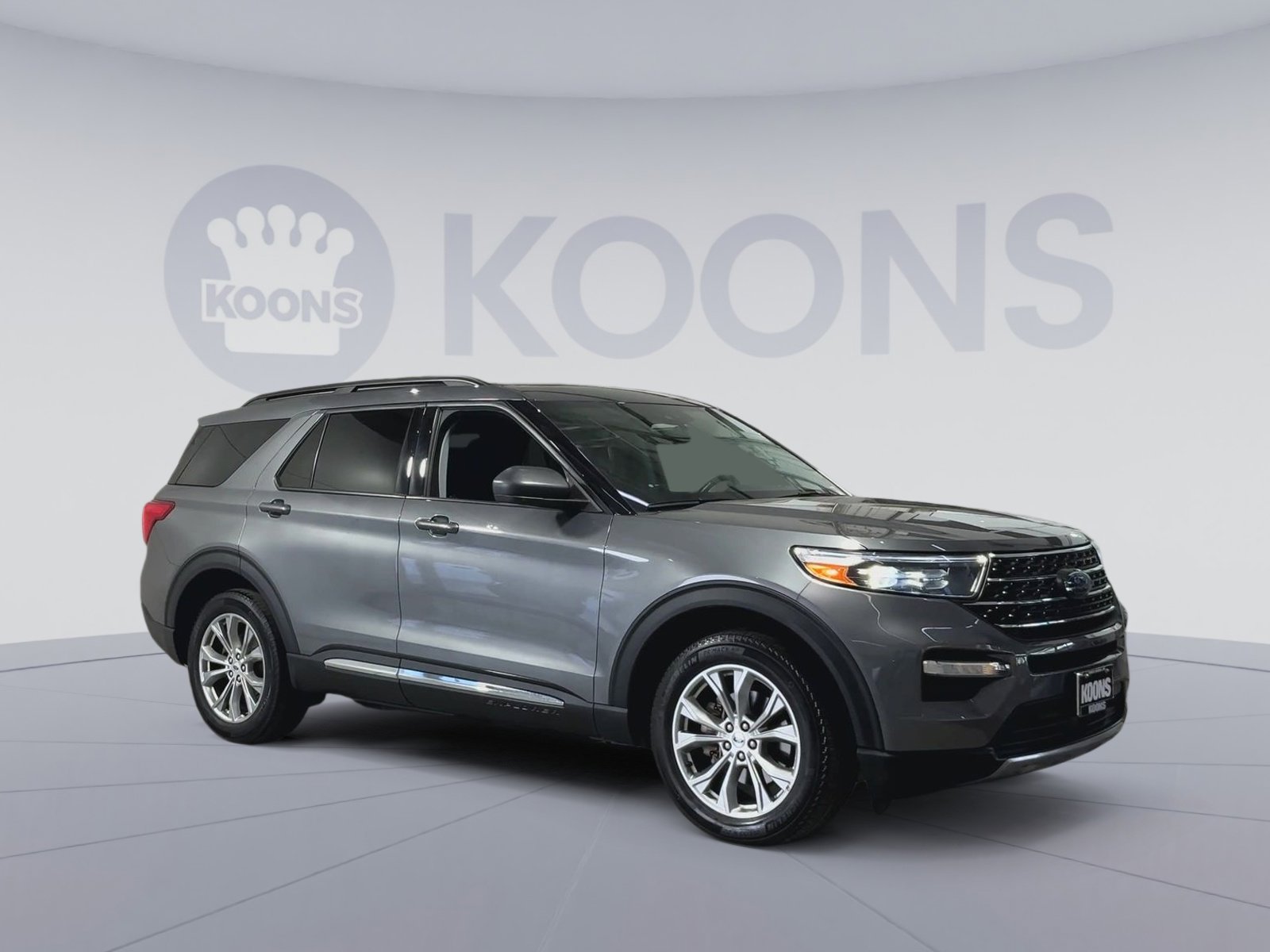 Used 2022 Ford Explorer XLT w/ Equipment Group 202A AWD/4WD image 2