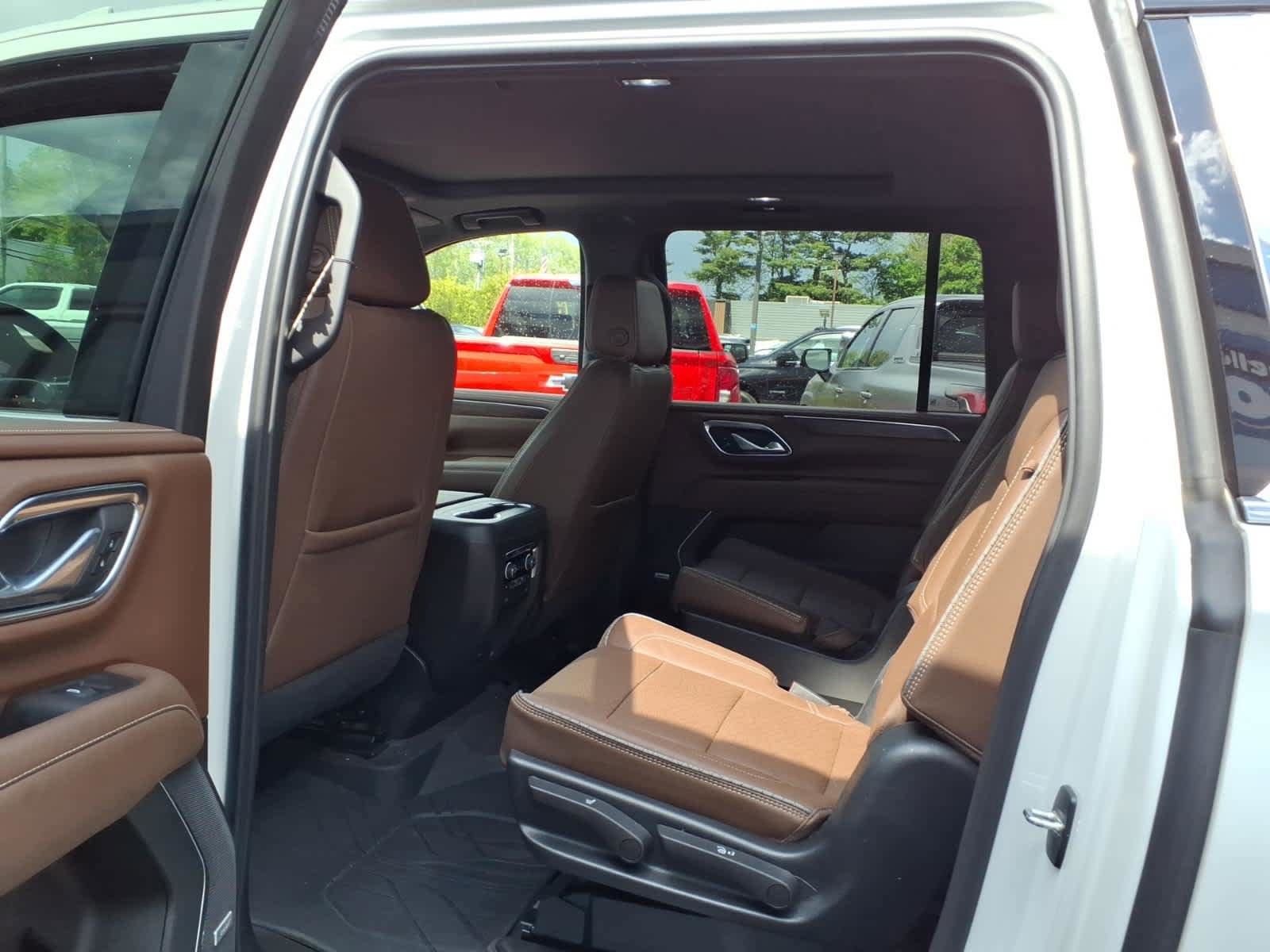 Used 2023 Chevrolet Suburban High Country AWD/4WD image 17