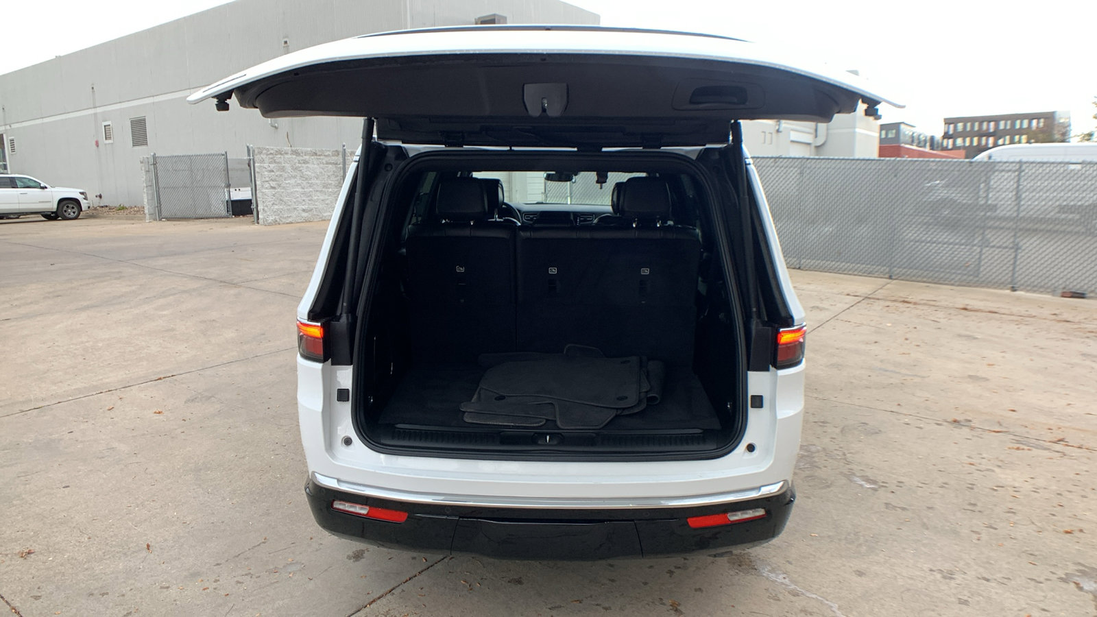 Used 2025 Jeep Wagoneer 4WD image 26