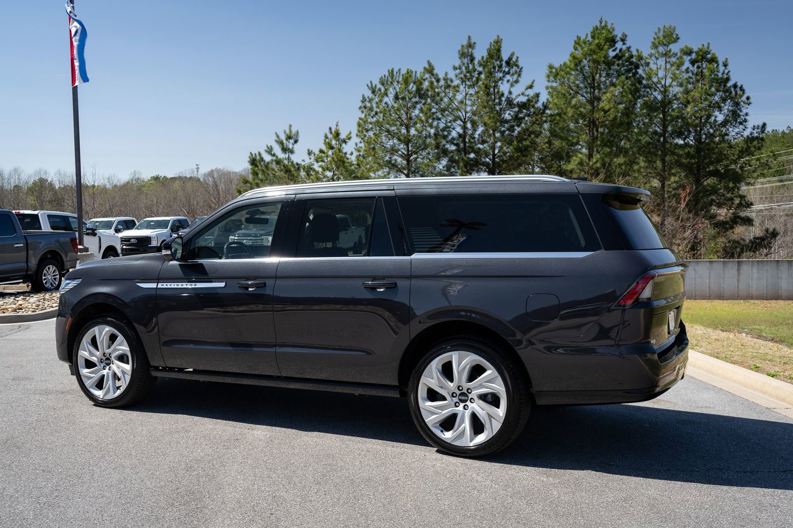 Used 2025 Lincoln Navigator L Reserve AWD/4WD image 16