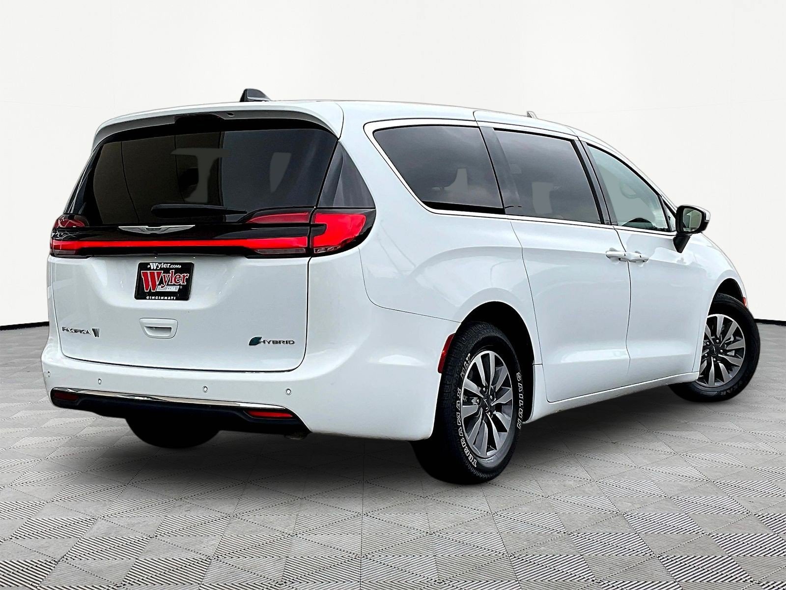 Used 2023 Chrysler Pacifica Touring-L FWD image 6