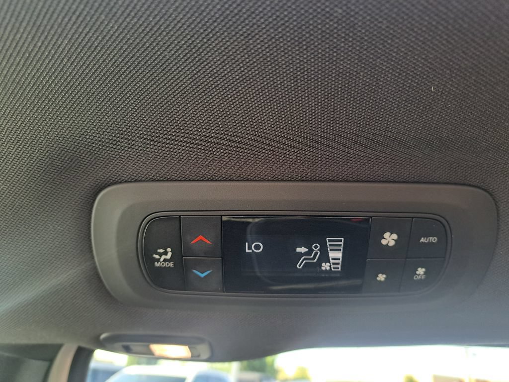 Used 2025 Chrysler Pacifica Limited FWD image 31