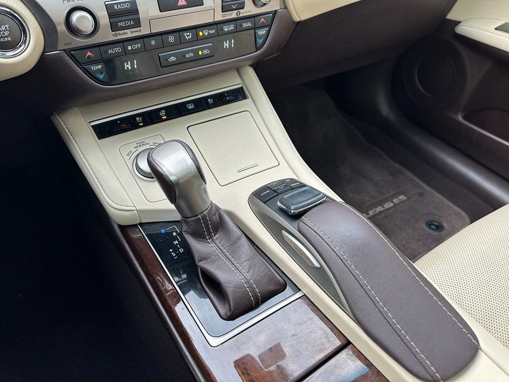 Used 2018 Lexus ES 350 w/ Luxury Package w/Wood Trim image 25