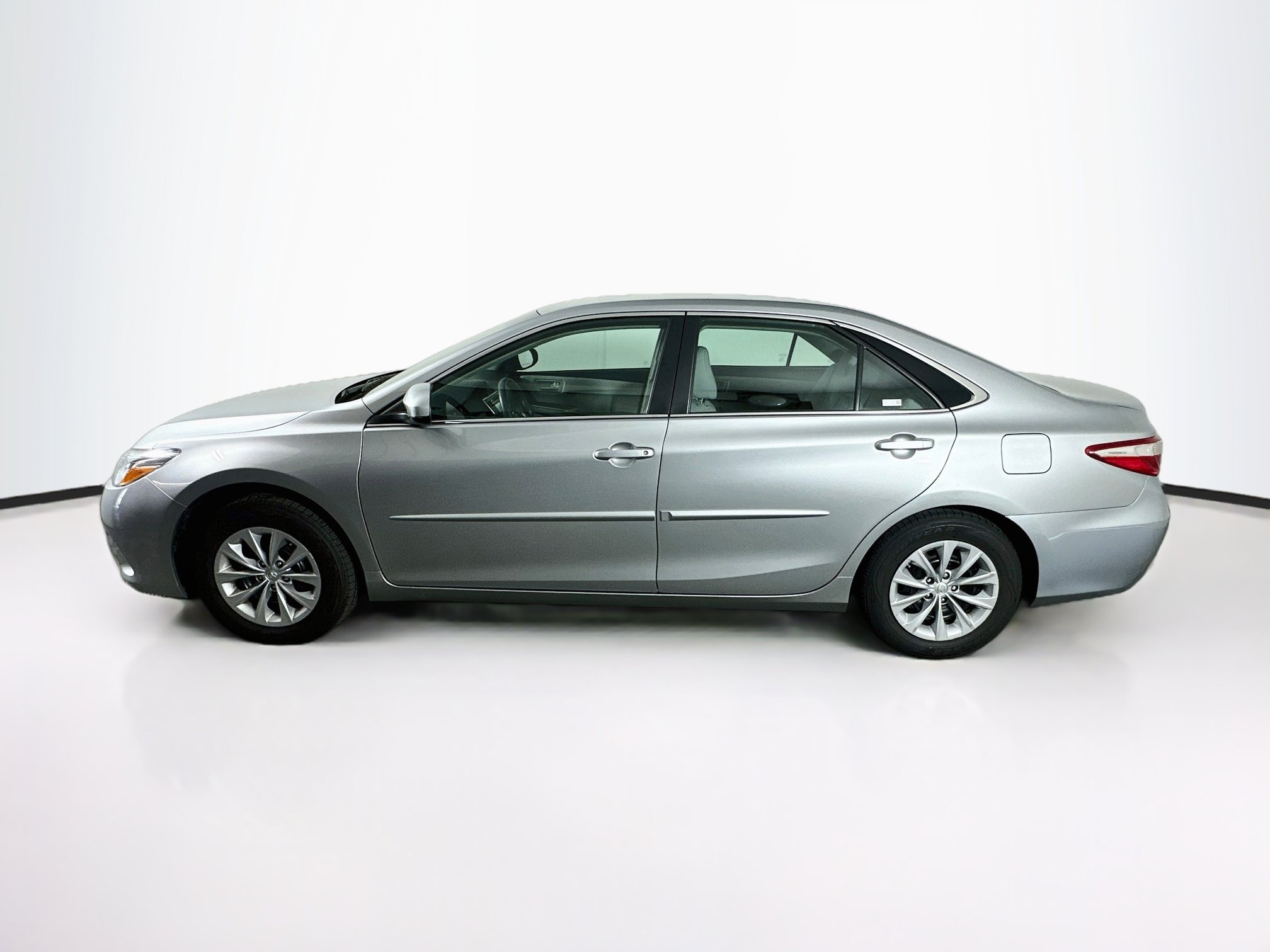 Used 2017 Toyota Camry LE FWD image 4