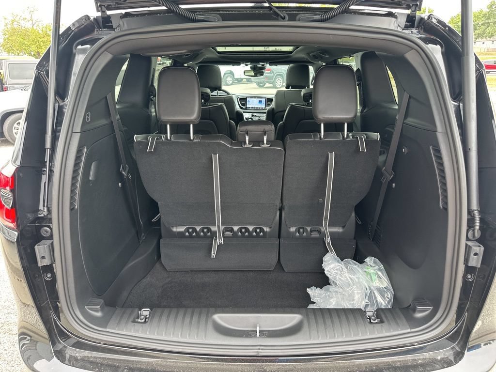 New 2026 Chrysler Pacifica Limited w/ S Appearance Package FWD image 43