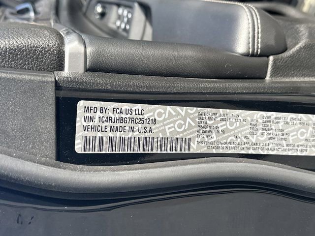 Used 2024 Jeep Grand Cherokee Limited w/ Luxury Tech Group II image 35