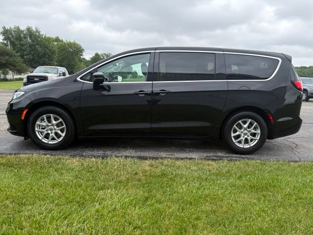 Used 2023 Chrysler Pacifica Touring-L FWD image 14
