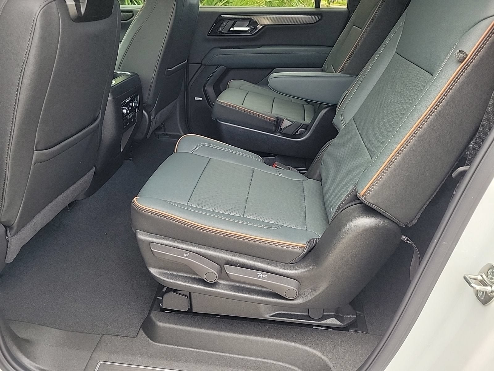 New 2026 GMC Yukon XL AT4 w/ AT4 Premium Plus Package AWD/4WD image 12