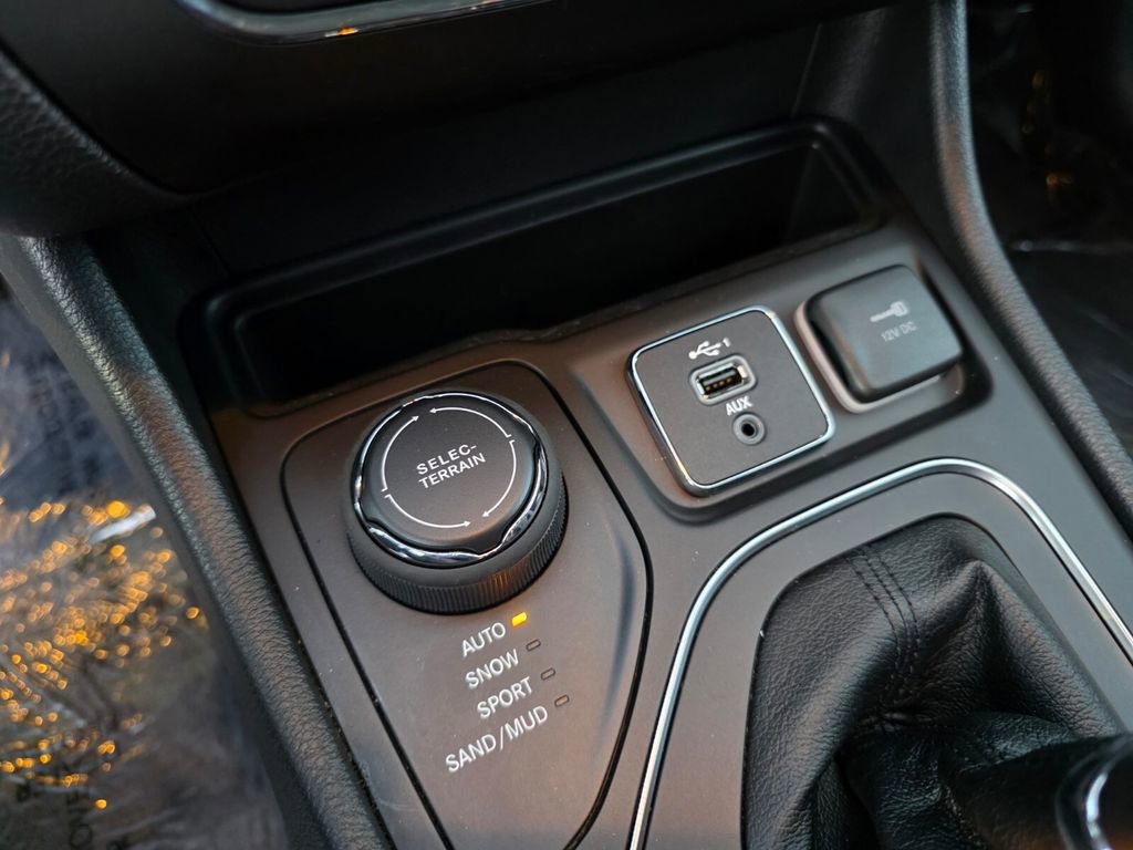 Used 2022 Jeep Cherokee Latitude Lux w/ Sun & Sound Group image 25