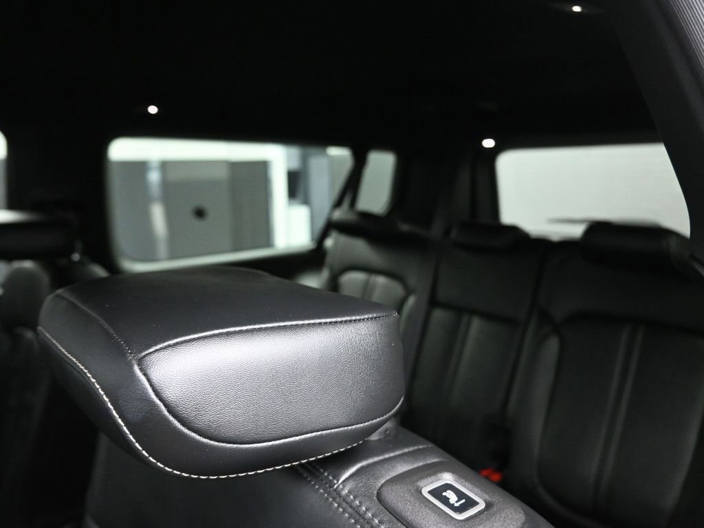 Used 2025 Jeep Wagoneer L Series II w/ 8-pass Seating Package image 17