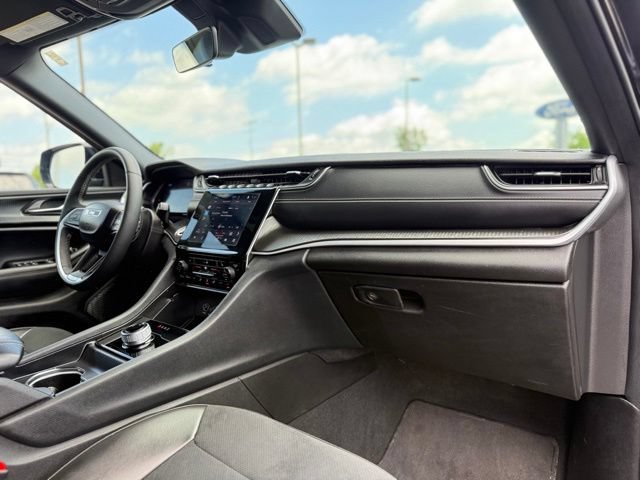 Used 2025 Jeep Grand Cherokee Altitude AWD/4WD image 18