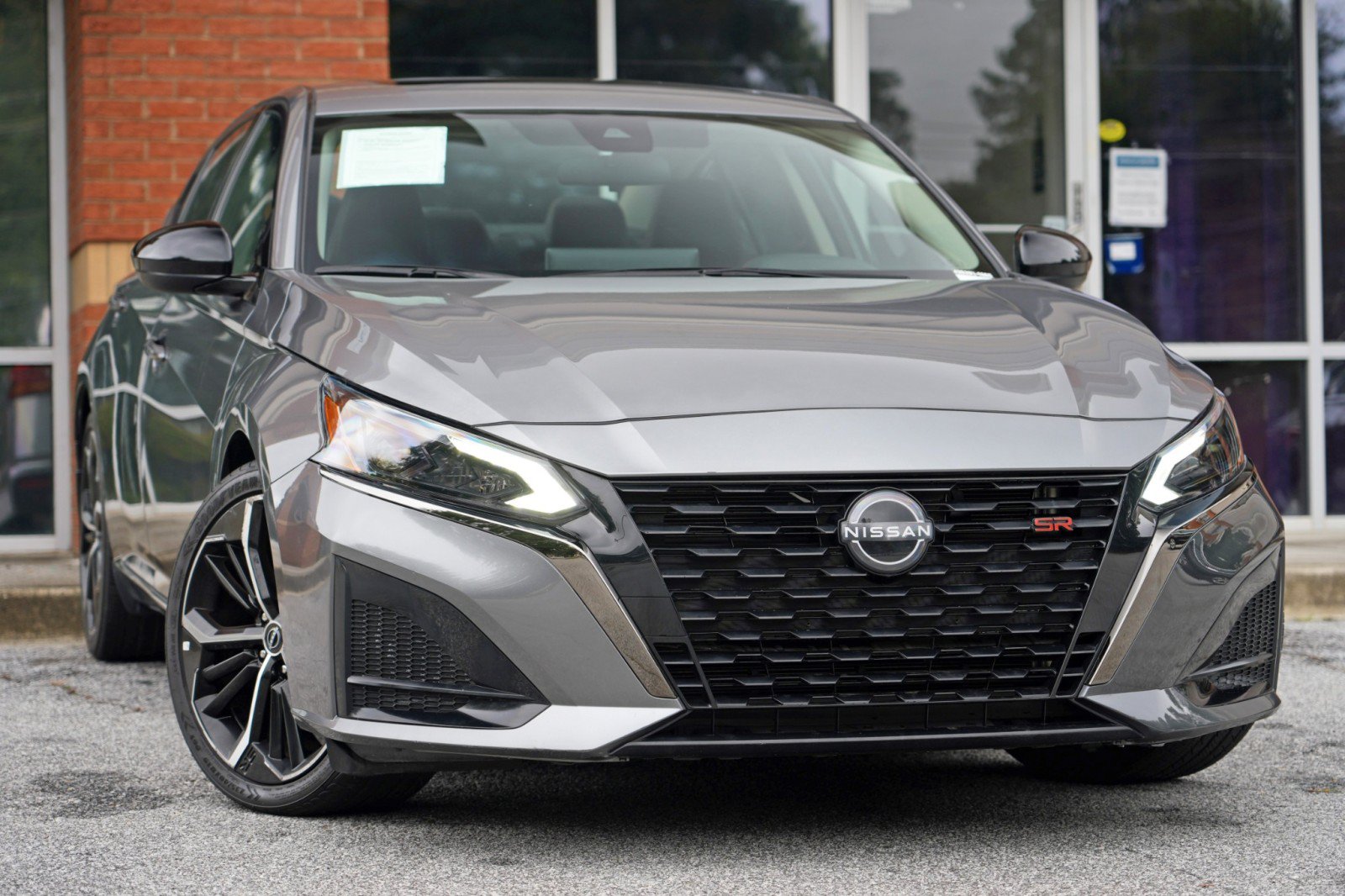 Used 2023 Nissan Altima 2.5 SR w/ SR Premium Package FWD image 2