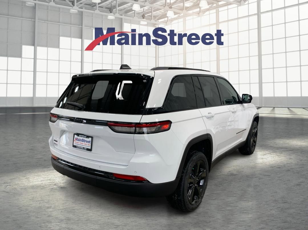 Used 2025 Jeep Grand Cherokee Altitude AWD/4WD image 5