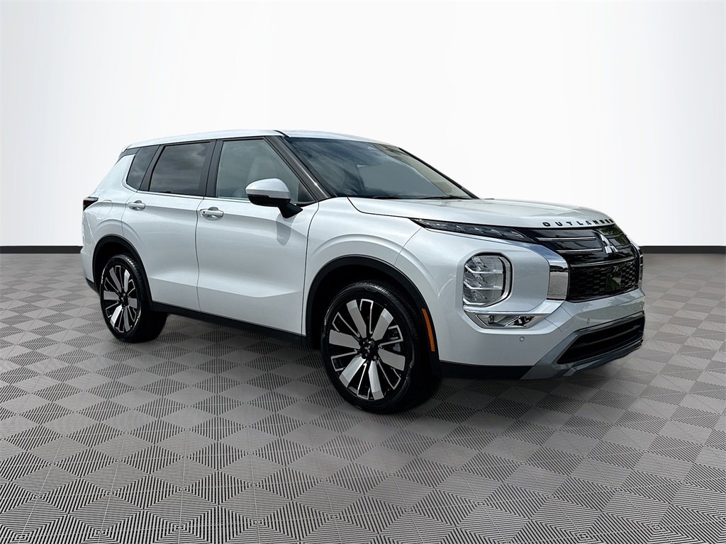 New 2025 Mitsubishi Outlander SE image 3