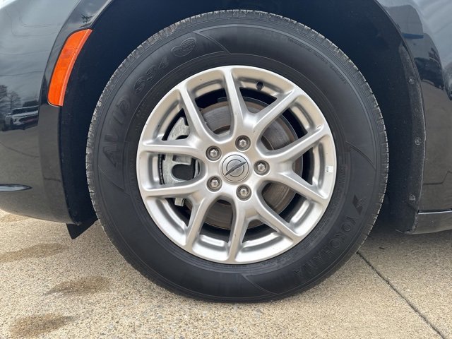 Used 2024 Chrysler Pacifica Touring-L image 10