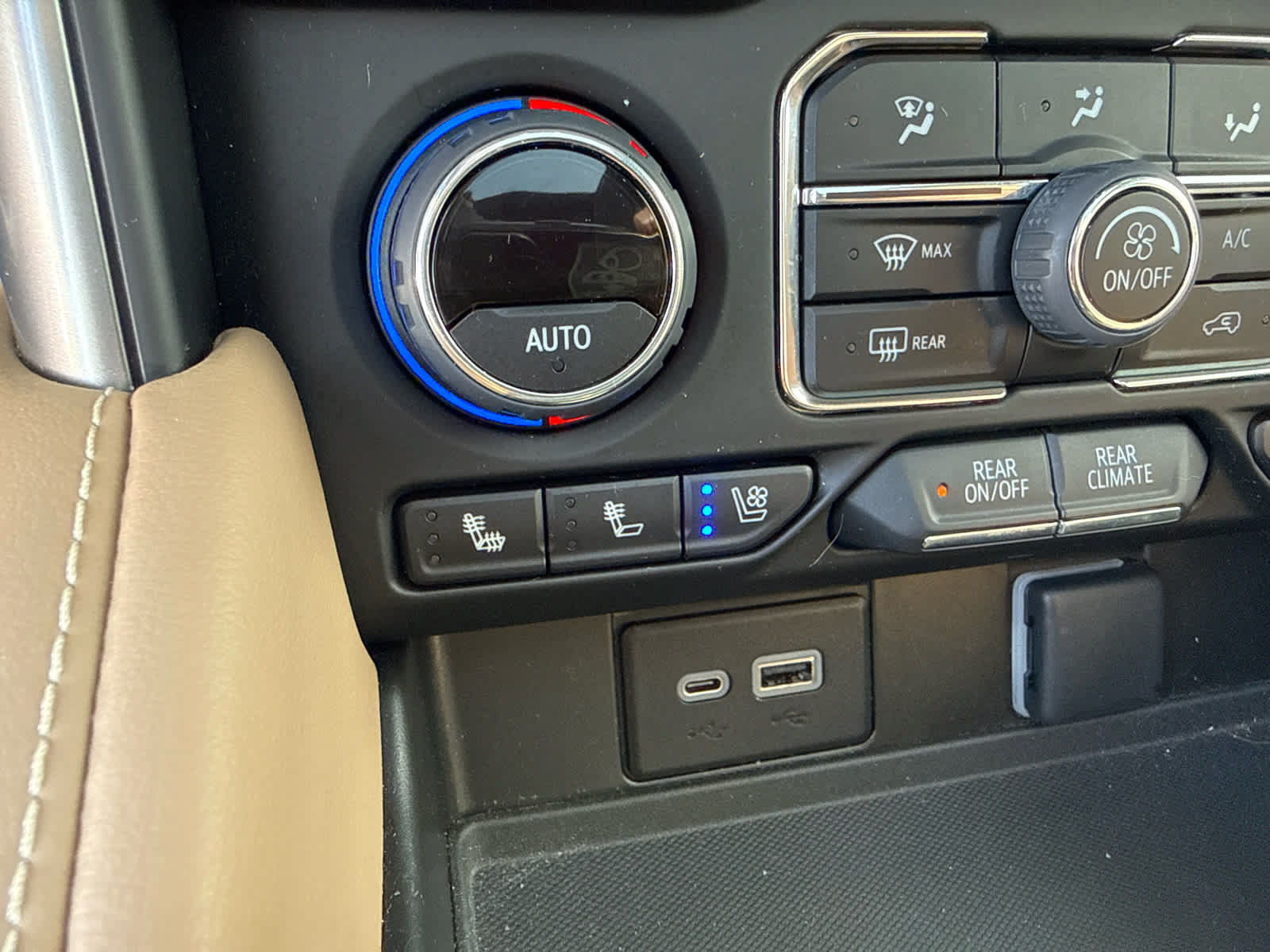 Used 2022 Chevrolet Suburban Premier AWD/4WD image 26