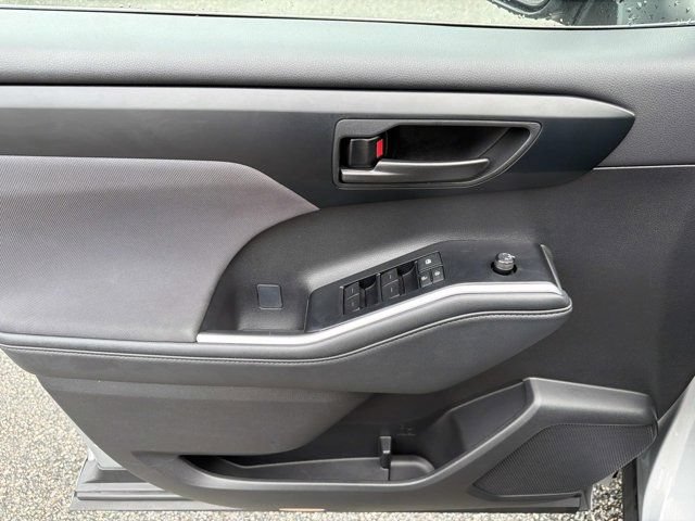 Certified 2025 Toyota Highlander LE FWD image 7