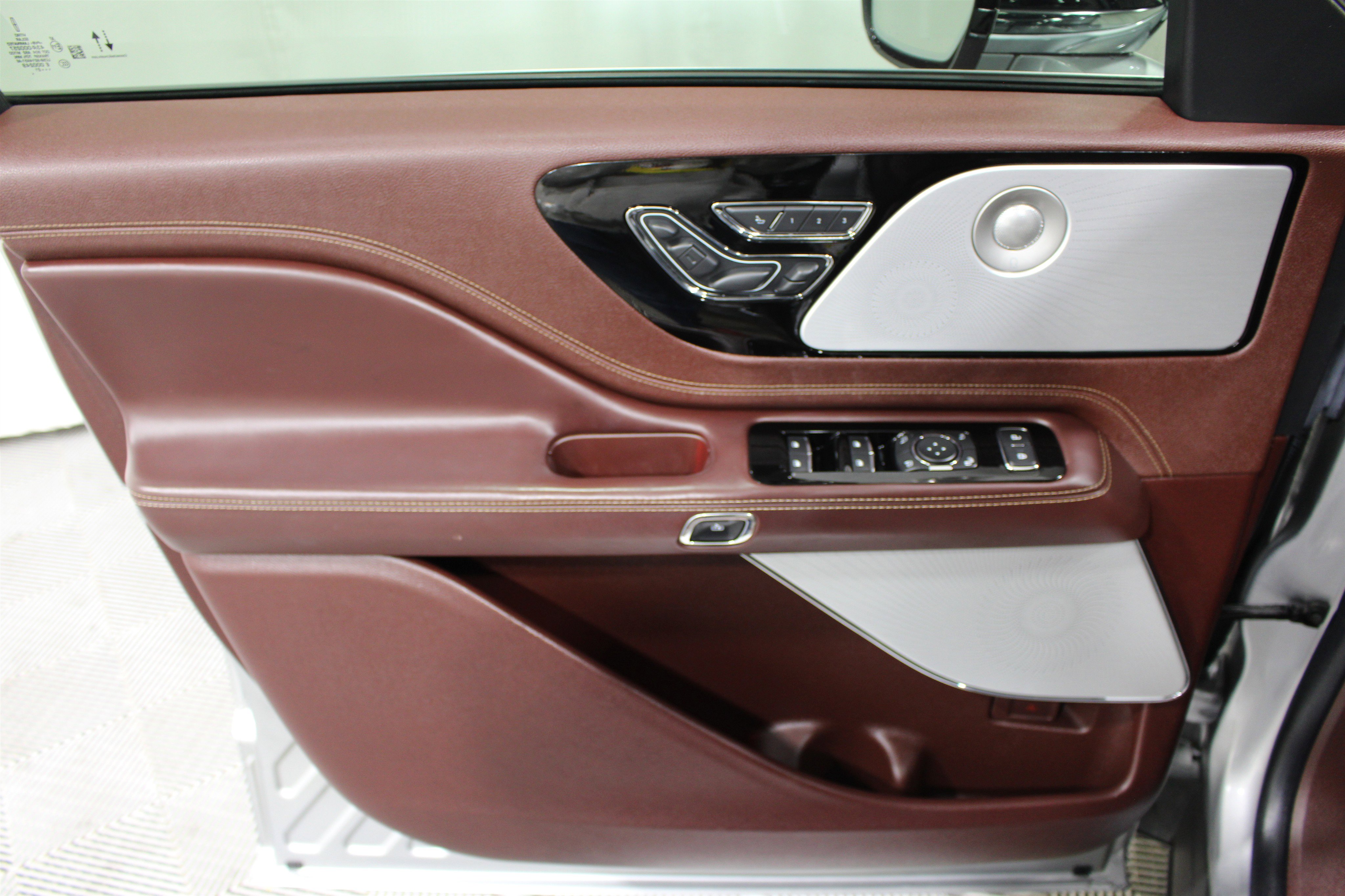 Used 2021 Lincoln Aviator Black Label w/ Class IV Trailer Tow Package image 5