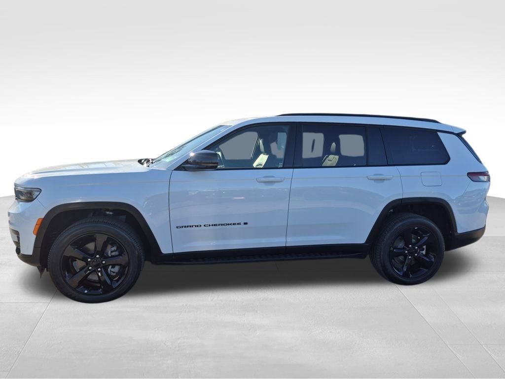 Used 2025 Jeep Grand Cherokee L Laredo image 2