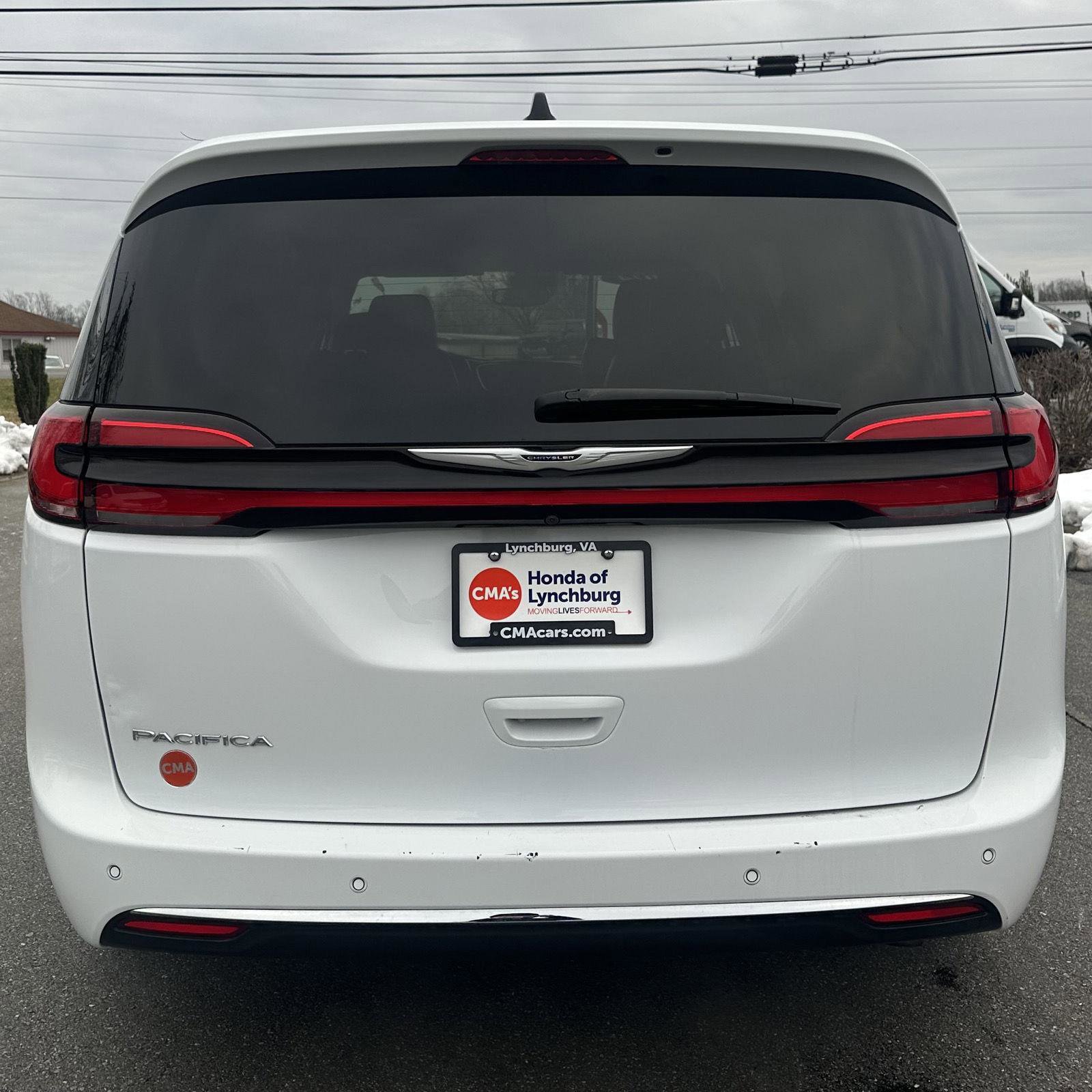 Used 2024 Chrysler Pacifica Touring-L image 4