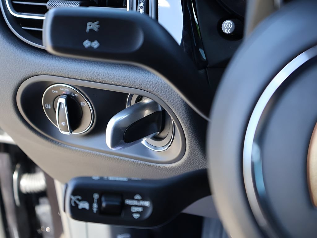 Certified 2025 Porsche Macan AWD/4WD image 32