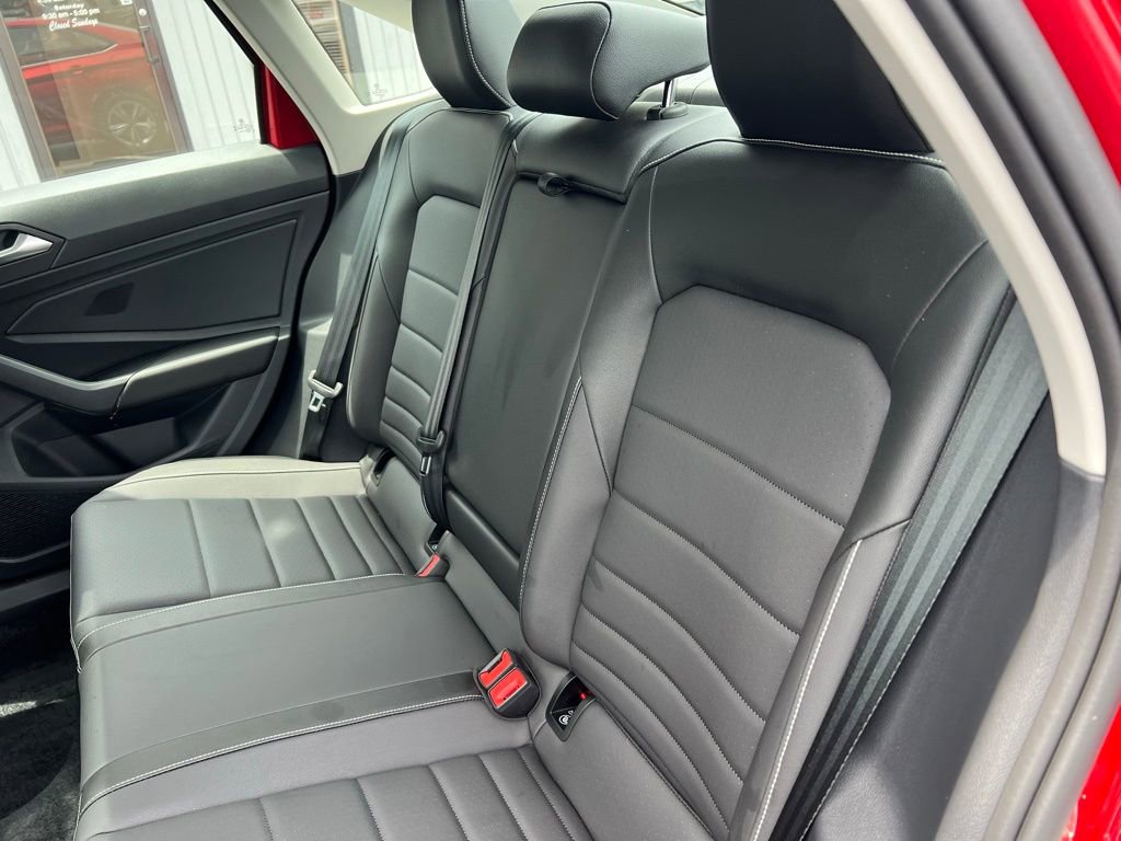 Used 2024 Volkswagen Jetta SE w/ Panoramic Sunroof Package image 16