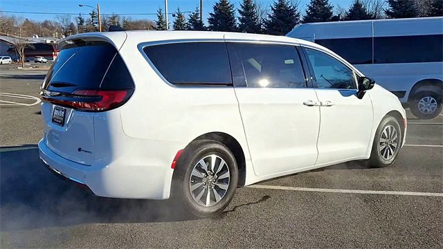 Used 2024 Chrysler Pacifica Select image 8
