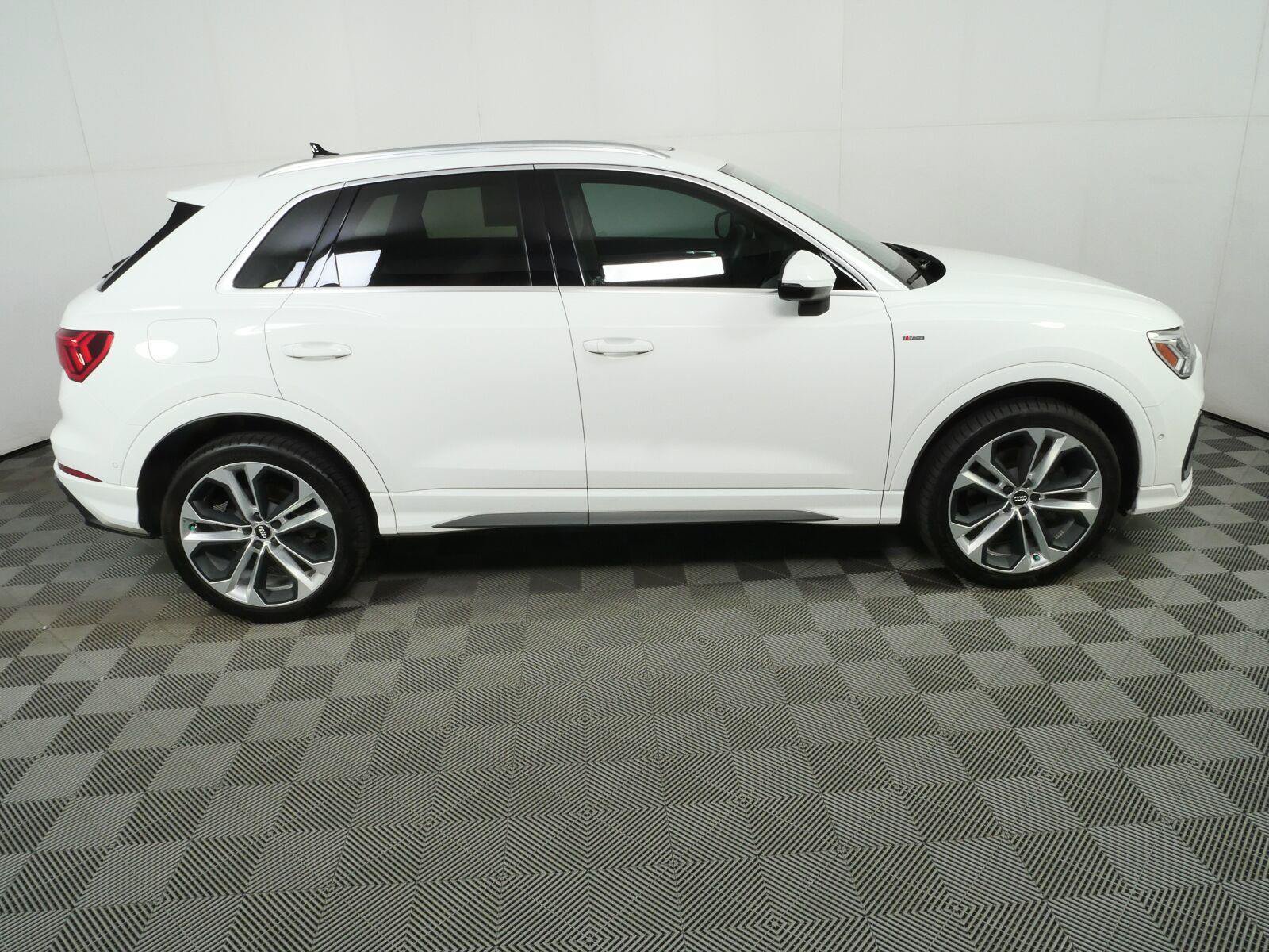 Used 2020 Audi Q3 2.0T Prestige AWD/4WD image 2