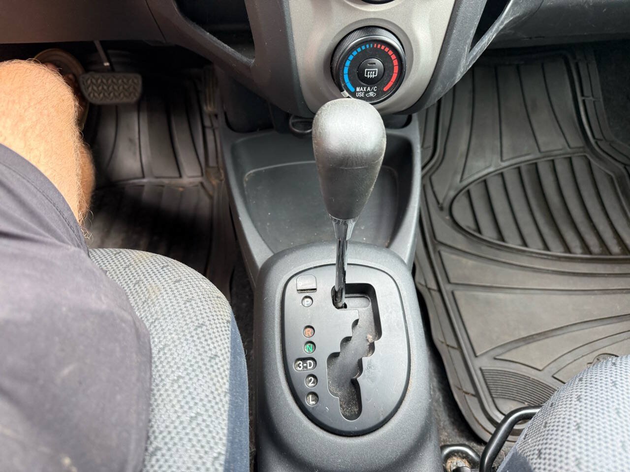 Used 2010 Toyota Yaris 2-Door Hatchback FWD image 22