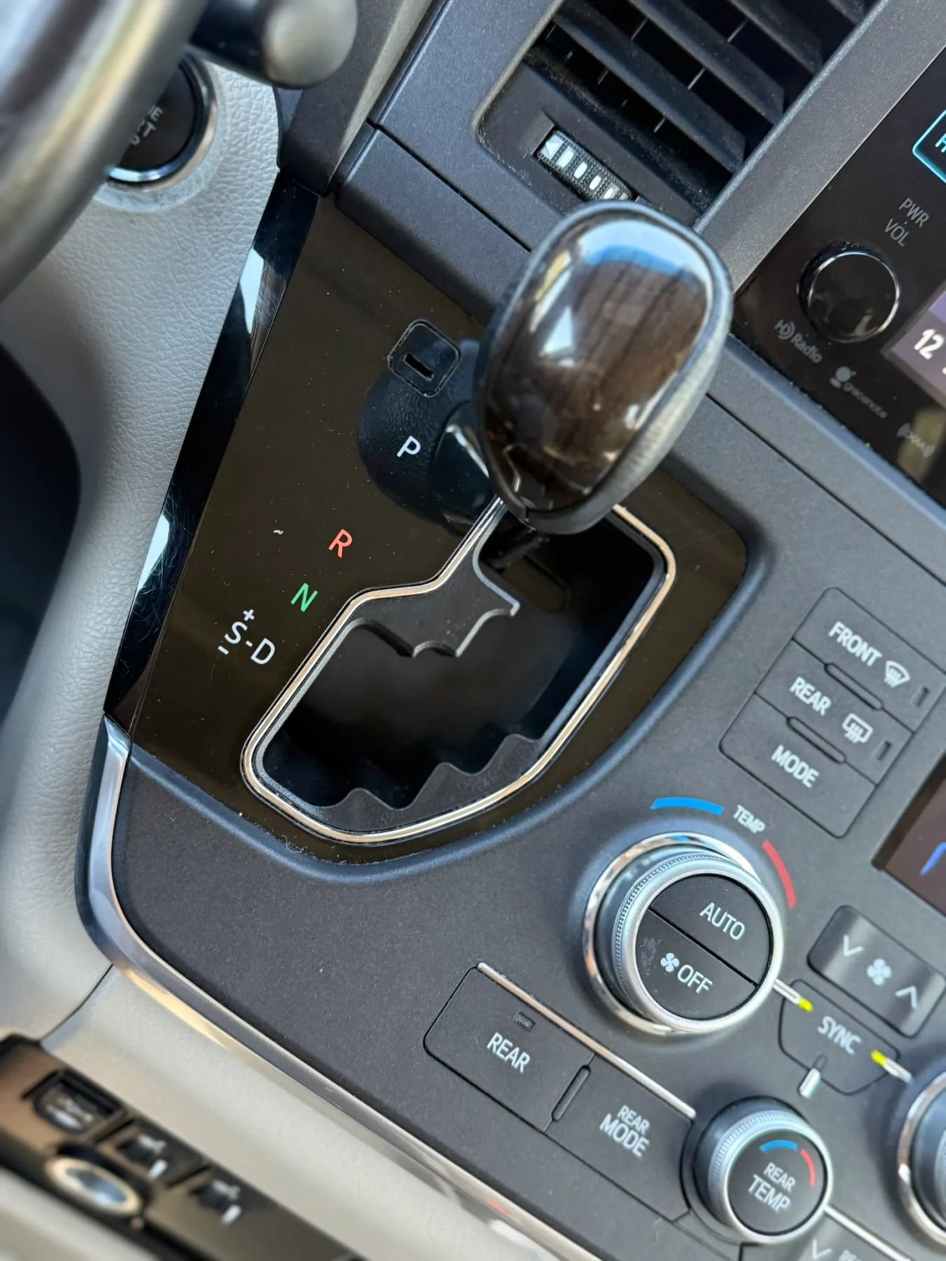Used 2016 Toyota Sienna XLE Premium FWD image 33